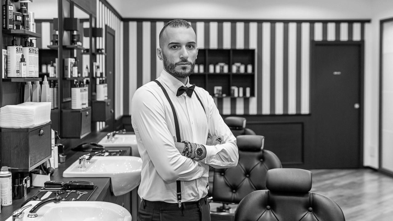 Un barbiere del team G|V in posa nel salone