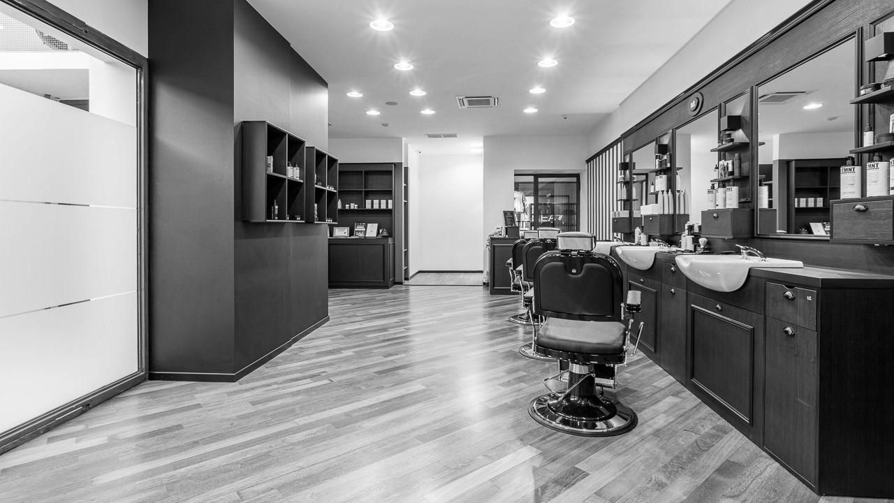 Il salone G|V Luxury Barber a Crema, con la parete a righe